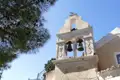 Zwei Glocken im Glockenturm einer Kirche.