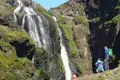 Wanderer beobachten einen Wasserfall.