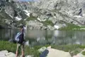 Wanderer am Ufer eines Bergsees in den Bergen.