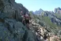 Wanderer auf einem felsigen Bergpfad in den Bergen.