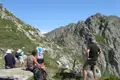 Wandergruppe macht Rast im Gebirge.