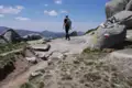 Wanderer auf einem Bergpfad mit rot-weißer Wegmarkierung.