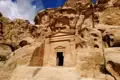 Aus dem Sandstein gehauene Fassade eines Felsengrabes in Petra.