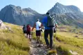 Wanderer auf einem Bergpfad mit Blick auf die Berge.