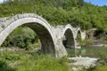 Historische Steinbrücke über einen Fluss.