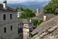 Steindächer und Kirchturm eines Bergdorfes.