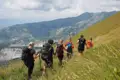Wandergruppe besteigt einen Bergpfad.