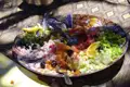 Ein Teller mit gemischtem Salat.