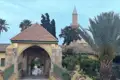 Eingangstor und Minarett einer Moschee.