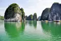 Panorama der Kalksteininseln und des ruhigen Wassers der Halong-Bucht.