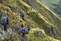 Wanderer auf einem Bergpfad.