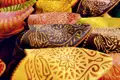 Traditionelle Lederpantoffeln mit kunstvollen Verzierungen.