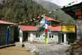 Unterkunft Yeti Mountain Home in Phakding, mit Gebetsfahnen und Solarpanel.