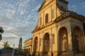 Historische Kirche in einer kubanischen Stadt bei Sonnenuntergang.
