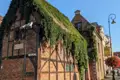 Altes Backsteingebäude, überwachsen mit Efeu, möglicherweise ein historisches Gebäude.