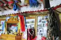 Hausaltar und Familienfotos im Inneren einer Jurte.