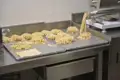 Frisch zubereitete Pasta in verschiedenen Formen, bereit zur Weiterverarbeitung.
