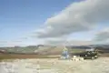 Geländewagen und geschmücktes Objekt in winterlicher Landschaft.