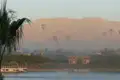 Heißluftballons steigen über den Nil auf, mit Blick auf die Berge und den Fluss.