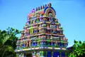 Farbenprächtiger Hindu-Tempel mit detaillierten Verzierungen.