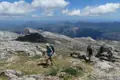 Wanderer auf einem Bergpfad mit Blick auf die Landschaft.