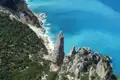 Felsige Küste mit türkisfarbenem Meer.