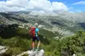 Wanderer genießt den Ausblick auf die Berglandschaft.