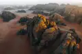 Spektakuläre Felsformationen in der Wüste bei Sonnenaufgang.