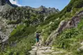 Wanderer auf einem steinigen Pfad in den Bergen.