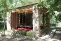 Traditioneller Steinpavillon als Rastplatz.