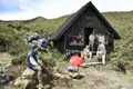 Wanderer bei einer Rast an einer Berghütte während ihrer Wanderung.