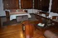 Hotelzimmer mit Doppelbett, Holzmöbeln und Sitzbereich.