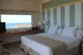 Hotelzimmer mit zwei Betten und Meerblick.