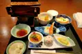 Traditionelle japanische Gerichte auf einem Serviertablett.