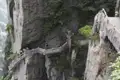Wanderer auf einem schmalen Weg an einer Klippe.