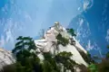 Traditioneller Pavillon auf einem Berggipfel.