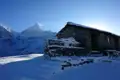 Eine Berghütte bietet Schutz während einer Winterwanderung in den Bergen.