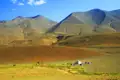 Basislager mit Zelten in einer bergigen Landschaft.