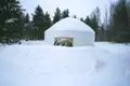 Eine Schneehütte im Winterwald.
