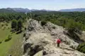Wanderer auf einem felsigen Grat inmitten einer Berglandschaft.