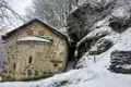 Steinkirche im Winter mit Schnee bedeckt.