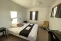 Schlafzimmer mit Doppelbett und Sitzgelegenheiten.