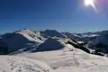 Verschneite Berge im Sonnenschein.