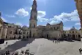 Kathedrale und Platz im Sonnenschein.