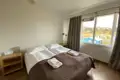 Doppelbett im Hotelzimmer mit Blick auf die Landschaft.