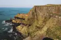 Steilküste mit Blick auf das Meer.