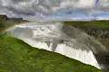 Mächtiger Wasserfall mit Regenbogen