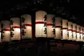 Reihe von beleuchteten japanischen Laternen mit schwarzen Schriftzeichen und roten Streifen.