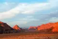 Panorama der Wüste mit im Sonnenuntergang beleuchteten Felsen.