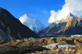 Spektakuläre Berglandschaft mit imposanten Gipfeln und Gletscher.